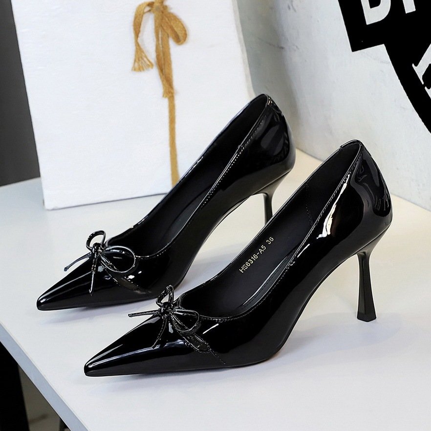 Womens Stiletto Pumps With A Pointed Toe And Bow Detail